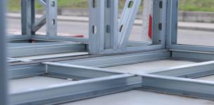 ورشة تصنيع هياكل معدنية خفيفة